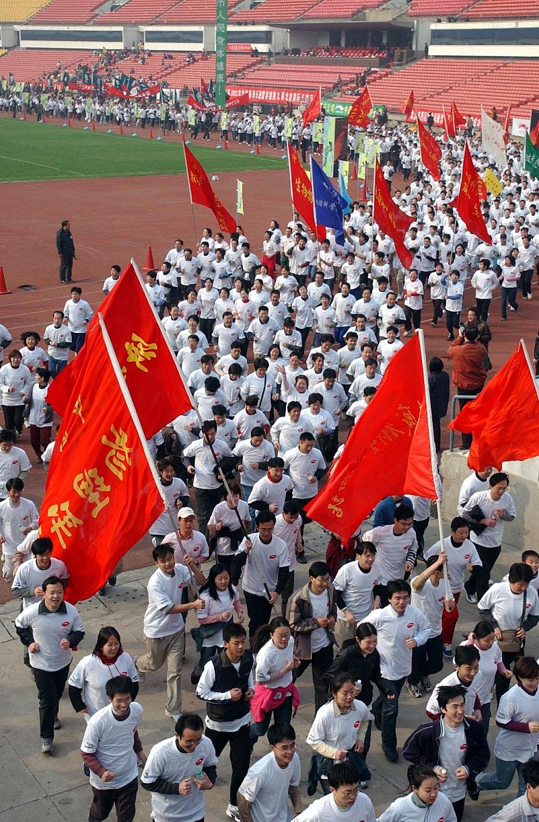 MILANSPORT入口-队员们个个精神抖擞朝气蓬勃做着赛前热身运动